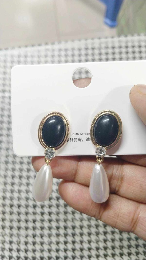 Black white water drop pearl earrings - Image 3